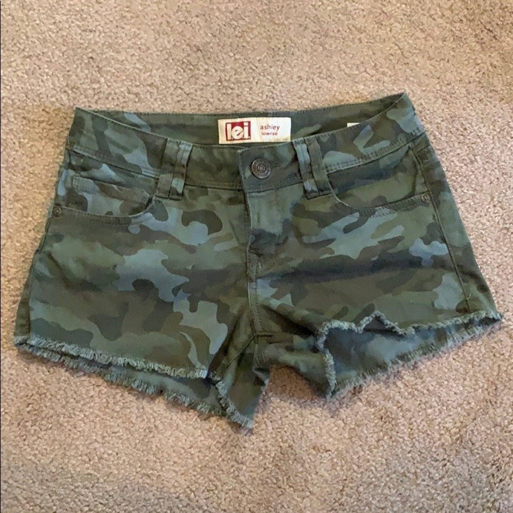 L.E.I. Ashley Low Rise camo shorts sz 3